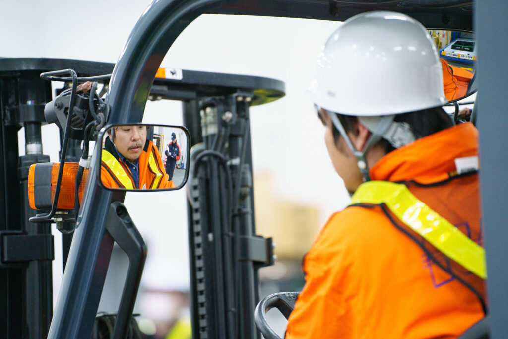 フォークリフト操作画像